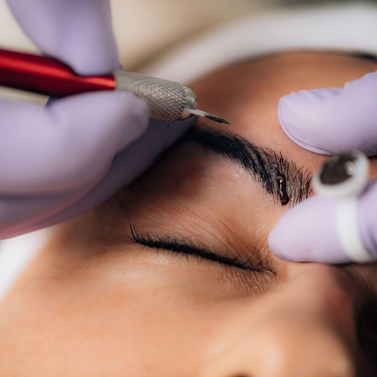 Les Dangers et Conséquences du Microblading : Une Technique à Éviter pour Préserver Vos Sourcils